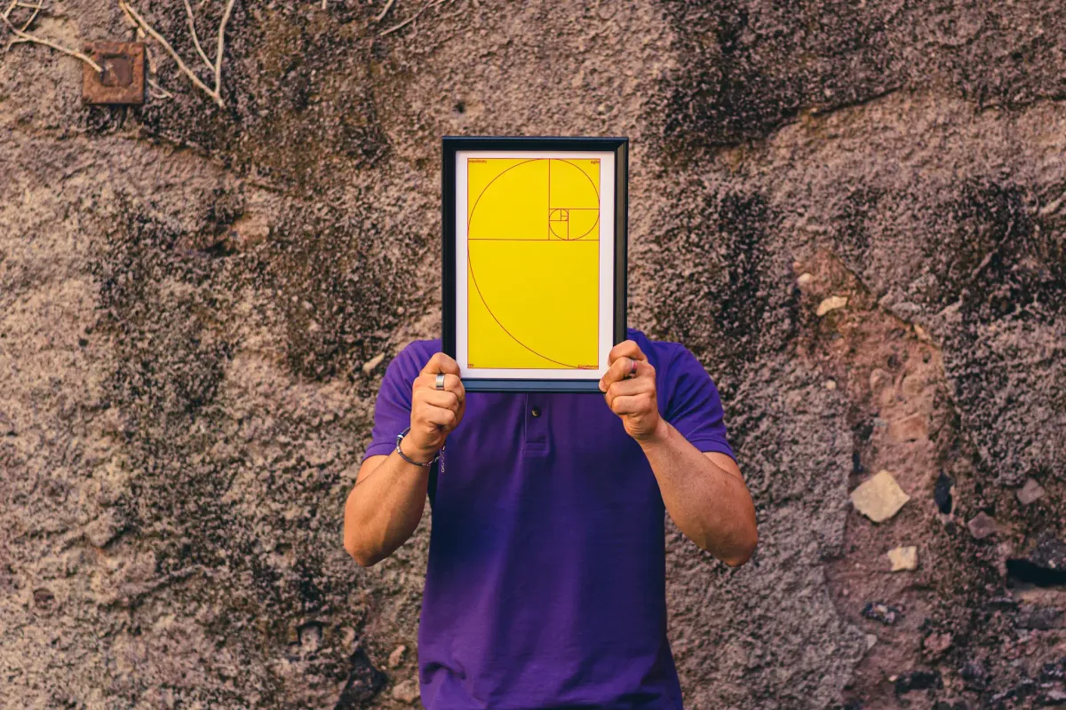 Persona sorregge cornice con manifesto Agile