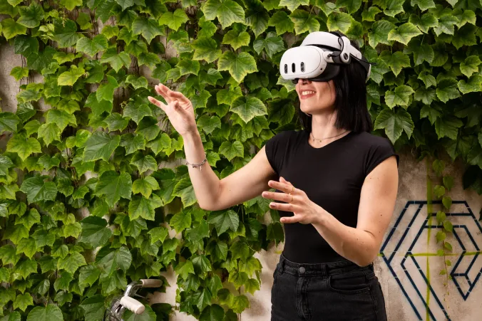 Persona prova realtà aumentata con visore VR
